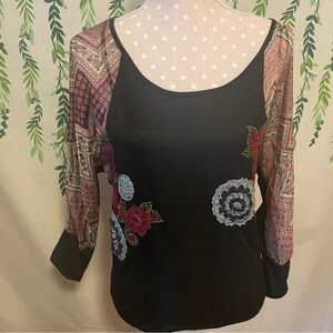 Size M Lulumari Shirt with Floral Detail D1